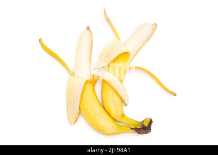 Due banane semi-pelate isolate su fondo bianco. Una banana abbraccia un'altra con la buccia. Foto Stock