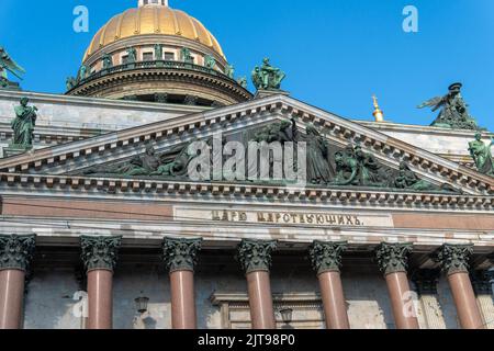 RUSSIA, PETERSBURG - 20 AGOSTO 2022: cattedrale paesaggio urbano san russia chiesa città architettura viaggio, da san edificio per famoso per il cielo europeo Foto Stock