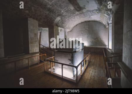 Vista del sarcofago di pietra bianca all'interno dell'antica tomba egiziana della Valle dei Re a Luxor, Egitto Foto Stock