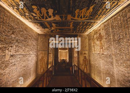 Vista del sarcofago di pietra bianca all'interno dell'antica tomba egiziana della Valle dei Re a Luxor, Egitto Foto Stock