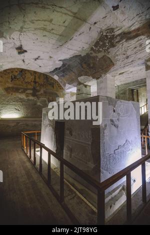 Vista del sarcofago di pietra bianca all'interno dell'antica tomba egiziana della Valle dei Re a Luxor, Egitto Foto Stock