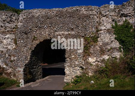 Arco di macerie della porta est nella cortina muraria di Anderitum, un forte tardo romano che difendeva la costa meridionale della Britannia a Pevensey, ora nel Sussex orientale, Inghilterra, Regno Unito. Dopo l'invasione dei Normanni nel 1066, il muro racchiudeva l'esterno bailey del Castello di Pevensey, fortificazioni medievali in pietra, circondato da un fossato, che fu assediato più volte, ma mai preso con la forza. Foto Stock