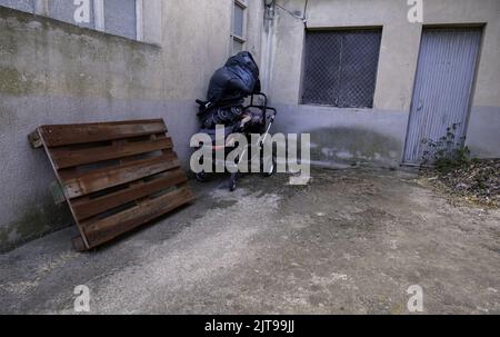 Dettaglio del trasporto di bambini in discarica sulla strada Foto Stock