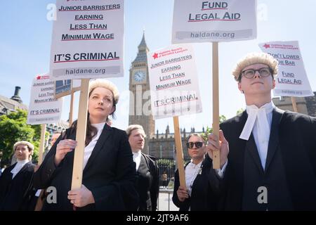 Foto del file datata 11/07/22 di barrister di difesa penale al di fuori delle Camere del Parlamento a Londra a sostegno dell'azione della Criminal Bar Association (CBA) sul governo fissare le tasse per il lavoro di difesa legale. I criminali barrister in Inghilterra e Galles sono in grado di imbarcarsi in un continuo sciopero dopo la fila con il governo per la retribuzione più intensificata. Data di emissione: Lunedì 29 agosto 2022. Foto Stock