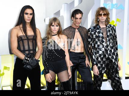 New Jersey, Stati Uniti. 28th ago, 2022. Agosto 28th, 2022. Newark, Stati Uniti. Maneskin, (da sinistra a destra) Ethan Torchio, Victoria De Angelis, Damiano David e Thomas Raggi in arrivo agli MTV Video Music Awards 2022, Prudential Centre, Newark. Credit: Doug Peters/EMPICS/Alamy Live News Credit: Doug Peters/Alamy Live News Foto Stock