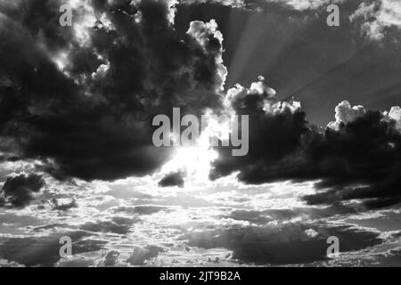 nuvole scure con raggi solari filtranti Foto Stock
