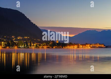 Un'alba presto in estate a Zell am See, Aacity situato a Zeller See, un lago nel centro dell'Austria con accesso a Kaprun e l'alta Großglockner Foto Stock