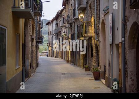 Strada nel centro storico del villaggio di Pobla de Segur al crepuscolo (Pallars Jussà, Lleida, Catalogna, Spagna) ESP: Calle de la Pobla de Segur Foto Stock