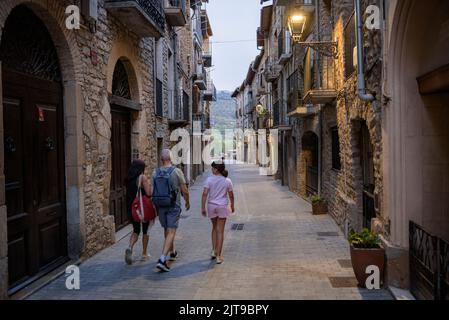 Strada nel centro storico del villaggio di Pobla de Segur al crepuscolo (Pallars Jussà, Lleida, Catalogna, Spagna) ESP: Calle de la Pobla de Segur Foto Stock