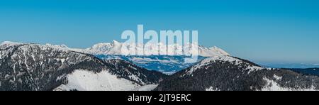 Vista agli alti Tatra dallo scivolo sciistico su Chopok in inverno i monti dei bassi Tatra in Slovacchia Foto Stock