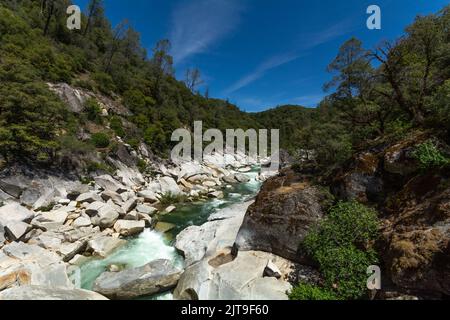 Il fiume Yuba in California e il suo letto roccioso. Foto Stock