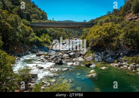 Il fiume Yuba in California e il suo letto roccioso. Foto Stock