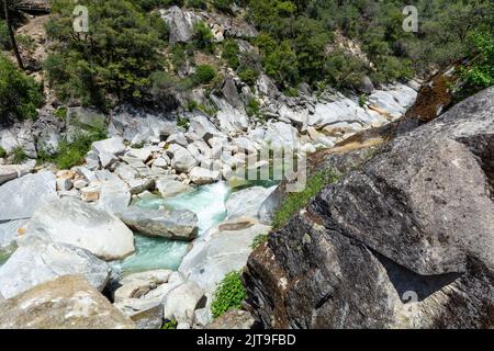 Il fiume Yuba in California e il suo letto roccioso. Foto Stock