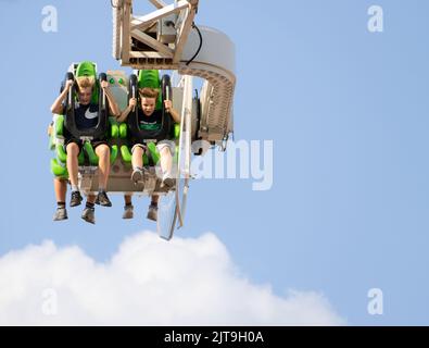 Un giro di divertimento 'Booster' (tipo di pendolo) con due bambini, scendendo a tutta velocità sulla fiera del divertimento in 's-Hertogenbosch. Foto Stock