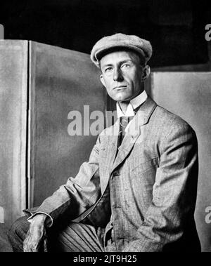 Un ritratto di Wilbur Wright (1867-1912), che con suo fratello Orville, insieme conosciuto come i fratelli Wright, erano pionieri dell'aviazione americana generalmente accreditati inventare, costruire e volare il primo aereo a motore di successo al mondo. Hanno fatto il primo volo controllato e sostenuto di un aereo alimentato, più pesante-che-aria con il Wright Flyer il 17 dicembre 1903, 4 miglia (6 km) a sud di Kitty Hawk, Carolina del Nord. Foto Stock