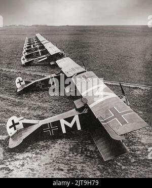 Dieci aerei tedeschi Fokker D.VII di Jasta 72 a Bergnicourt, Francia, nel luglio 1918. Il Fokker D.VII fu un aereo da combattimento tedesco della prima guerra mondiale che si dimostrò rapidamente un aereo formidabile mentre serviva con il servizio aereo dell'esercito tedesco imperiale (Luftstreitkräfte) durante la prima guerra mondiale. Il D.VII fu anche noto per la sua elevata manovrabilità e capacità di salire, il suo stallo notevolmente docile e la riluttanza a girare. Foto Stock