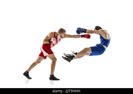 Punzone di estrazione. Due pugili professionisti maschi boxe isolato su sfondo bianco studio. Concetto di sport, competizione, formazione, energia Foto Stock