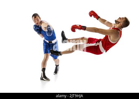 Punzone di estrazione. Due pugili professionisti maschi boxe isolato su sfondo bianco studio. Concetto di sport, competizione, formazione, energia Foto Stock