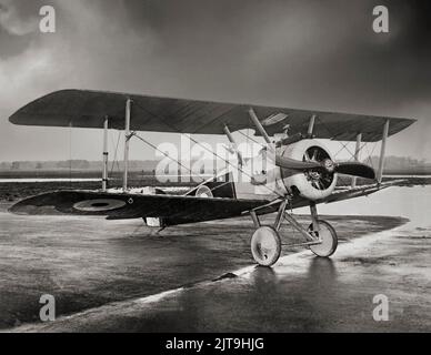 Un Sopwith Camel F-1, aereo da combattimento biplanare a sedile singolo britannico introdotto sul fronte occidentale durante la prima guerra mondiale nel 1917. Il cammello era alimentato da un unico motore rotativo ed era armato di mitragliatrici Vickers sincronizzate gemelle. Sebbene difficile da gestire, era altamente manovrabile nelle mani di un pilota esperto, un attributo vitale nei combattimenti di cani a bassa velocità e bassa altitudine dell'epoca. In totale, ai piloti Camel è stato attribuito il possesso di 1.294 velivoli nemici, più di qualsiasi altro combattente alleato del conflitto. Foto Stock