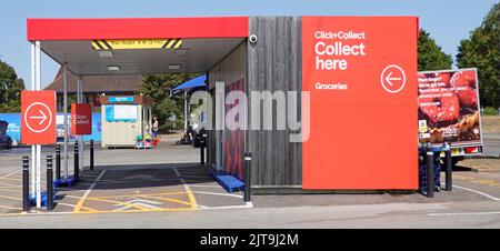 Tesco supermercato extra rosso click & Collect online food shopping alimentari baia in parcheggio auto e consegna furgone spazio di carico Ipswich Suffolk Inghilterra UK Foto Stock