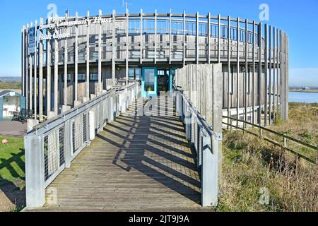 Rampa e porte d'ingresso accessibili con sedia a rotelle Essex Wildlife Trust Thameside Nature Reserve & Discovery Park Visitor Center Building Mucking England UK Foto Stock