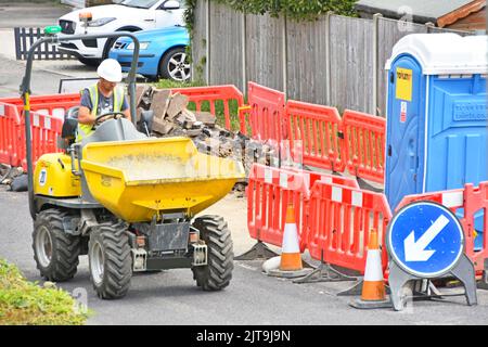 Wacker Neuson compatto mini dumper camion e conducente lavori stradali progetto infrastrutture spostare i detriti in eccesso a deposito temporaneo scarico composto Inghilterra UK Foto Stock