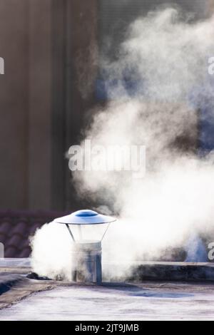 Camino in acciaio inox, espulsione fumo o vapore, in zona turistica, Rimini, Italia. Foto di alta qualità Foto Stock