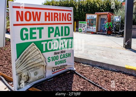 Santa Barbara, Stati Uniti. 27th ago, 2022. UHAUL affitto segno in Goleta, CA il 27 agosto 2022. (Foto di Rod Rolle/Sipa USA) Credit: Sipa USA/Alamy Live News Foto Stock