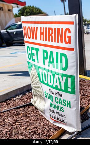 Santa Barbara, Stati Uniti. 27th ago, 2022. UHAUL affitto segno in Goleta, CA il 27 agosto 2022. (Foto di Rod Rolle/Sipa USA) Credit: Sipa USA/Alamy Live News Foto Stock