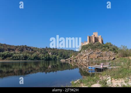 Santarém Portogallo - 08 09 2022: Vista al Castello di Almourol è un castello medievale in cima all'isolotto di Almourol nel mezzo del fiume Tago Foto Stock