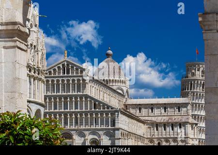 I tre monumenti più famosi di Pisa: La Torre pendente, il Battistero e la Cattedrale nella Piazza dei Miracoli, visti attraverso le antiche mura della città Foto Stock