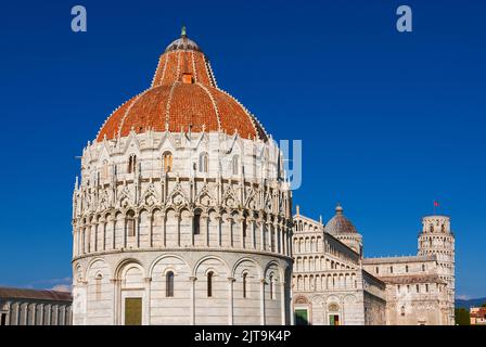 I tre punti di riferimento più famosi di Pisa: Torre Pendente, Battistero e Cattedrale nella Piazza dei Miracoli Foto Stock