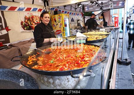 Fiera internazionale del cibo a Linköping Stadsfest, Linköping, Svezia, il venerdì sera. Ma Cuisene Francaise, piatti tradizionali francesi al mercato. Foto Stock