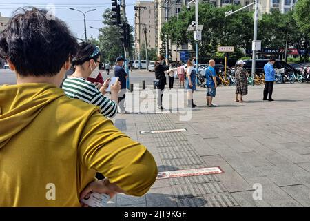 I residenti che si accingono a fare la fila per i test degli acidi nucleici su strada sotto la politica cinese di zero covid Foto Stock