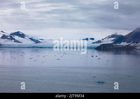 Vista panoramica del 14th luglio Ghiacciaio o la Fjortende Julibreen. È un bellissimo ghiacciaio che si trova nel nord-ovest di Spitsbergen. Svalbard, Norvegia Foto Stock