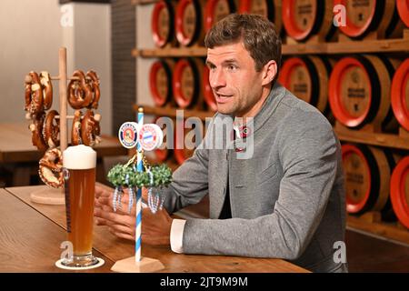 Monaco, Germania. 28th ago, 2022. 28 agosto 2022, Baviera, Monaco: Thomas Müller durante il Bayern Paulaner Lederhosen sparare a Paulaner am Nockherberg. Foto: Lennart Preiss/dpa Credit: dpa picture Alliance/Alamy Live News Foto Stock