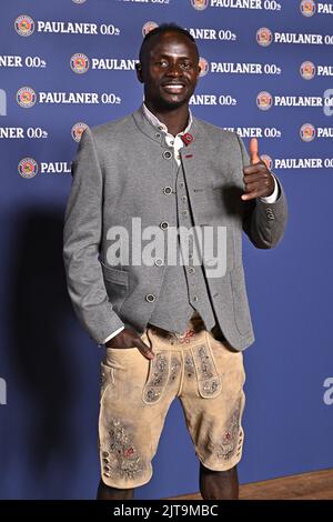 Monaco, Germania. 28th ago, 2022. 28 agosto 2022, Baviera, Monaco: Sadio Mane durante il Bayern Paulaner Lederhosen sparare a Paulaner am Nockherberg. Foto: Lennart Preiss/dpa Credit: dpa picture Alliance/Alamy Live News Foto Stock