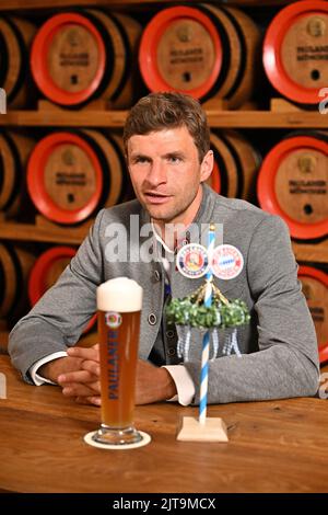 Monaco, Germania. 28th ago, 2022. 28 agosto 2022, Baviera, Monaco: Thomas Müller durante il Bayern Paulaner Lederhosen sparare a Paulaner am Nockherberg. Foto: Lennart Preiss/dpa Credit: dpa picture Alliance/Alamy Live News Foto Stock