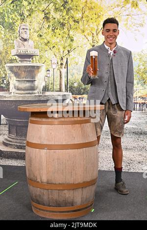 Monaco, Germania. 28th ago, 2022. 28 agosto 2022, Baviera, Monaco: Jamal Musiala durante il Bayern Paulaner Lederhosen sparare a Paulaner am Nockherberg. Foto: Lennart Preiss/dpa Credit: dpa picture Alliance/Alamy Live News Foto Stock