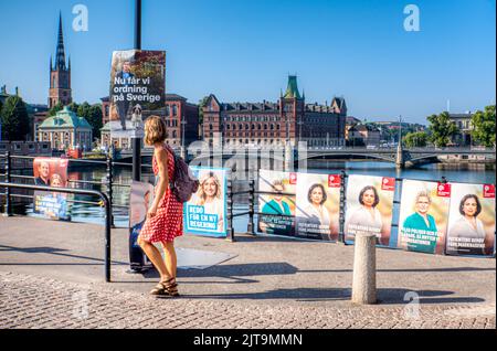 Politica ed elezioni svedesi. Manifesti politici su un ponte che conduce al parlamento svedese, Stoccolma, Svezia Foto Stock