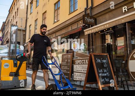 Consegna a domicilio, strada pedonale per lo shopping, Drottninggatan, Stoccolma, Svezia Foto Stock