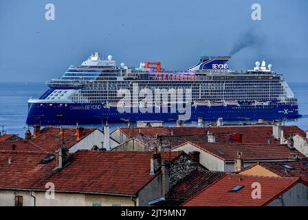 Marsiglia, Francia. 28th ago, 2022. La nave da crociera Celebrity Beyond arriva al porto mediterraneo francese di Marsiglia. Credit: SOPA Images Limited/Alamy Live News Foto Stock