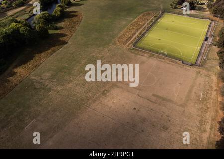 Erba arata da erba artificiale al St Nicholas' Park a Warwick. Data immagine: Lunedì 29 agosto 2022. Foto Stock