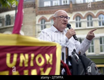 Dave Ward, Segretario Generale dell'Unione dei lavoratori della comunicazione (CWU) che parla con una folla di lavoratori postali in sciopero in un raduno al di fuori della plea del Monte Foto Stock