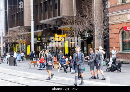 Scuola privata studentessa studentessa in uniforme nel centro di Sydney a pranzo, NSW, Australia Foto Stock