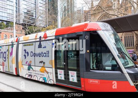 Carrozza del treno leggero del CBD di Sydney alla stazione del Municipio, con pubblicità a coda di rondine di Google sul treno, centro di Sydney, NSW, Australia Foto Stock