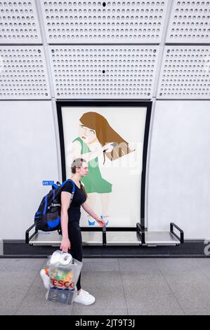 Un pomeriggio di domenica in Whitechapel opere d'arte dell'artista Chantal Joffe. Whitechapel - Stazione della linea Elizabeth Foto Stock