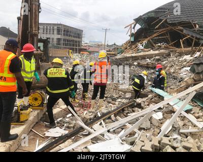 Abuja, Nigeria. 29th agosto 2022. Soccorritori sulla scena di un edificio crollato a Kubwa, un sobborgo di Abuja, la capitale della Nigeria. Due persone sono state confermate morte dopo il crollo di un edificio a tre piani sotto ricostruzione. Credit: Notizie dal vivo di maggior parte del mondo CIC/Alamy Foto Stock