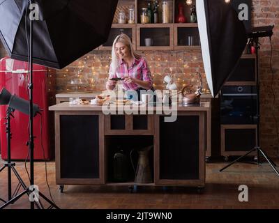 cibo blogger fotografia backstage pasticceria femminile Foto Stock