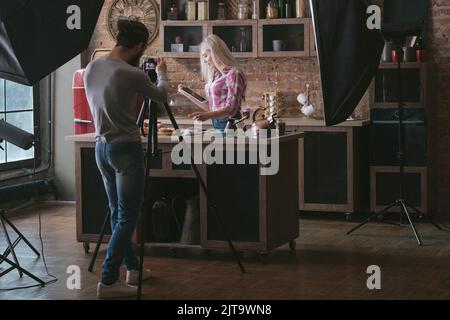 online ricetta donna tablet fotografia backstage Foto Stock